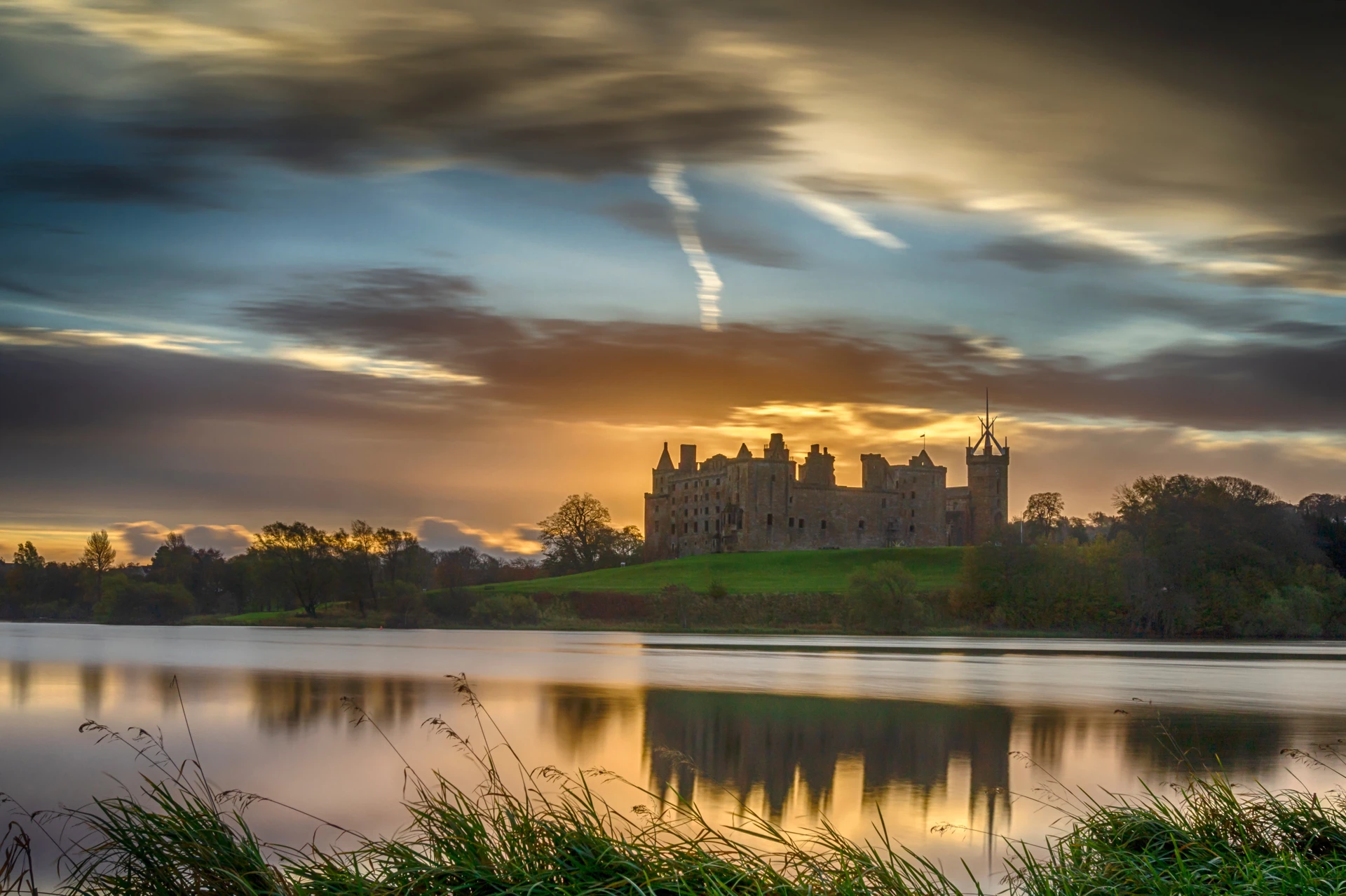 Background image - Shutterstock 1221008767 Linlithgow