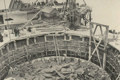 Photo | Black & white photo of the Construction of the Forth Bridge